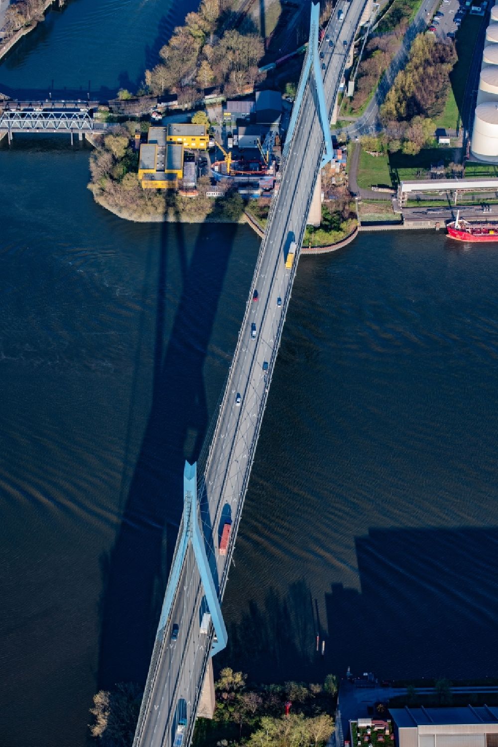 Hamburg aus der Vogelperspektive: Fluß - Brückenbauwerk Köhlbrandbrücke im Ortsteil Steinwerder in Hamburg, Deutschland
