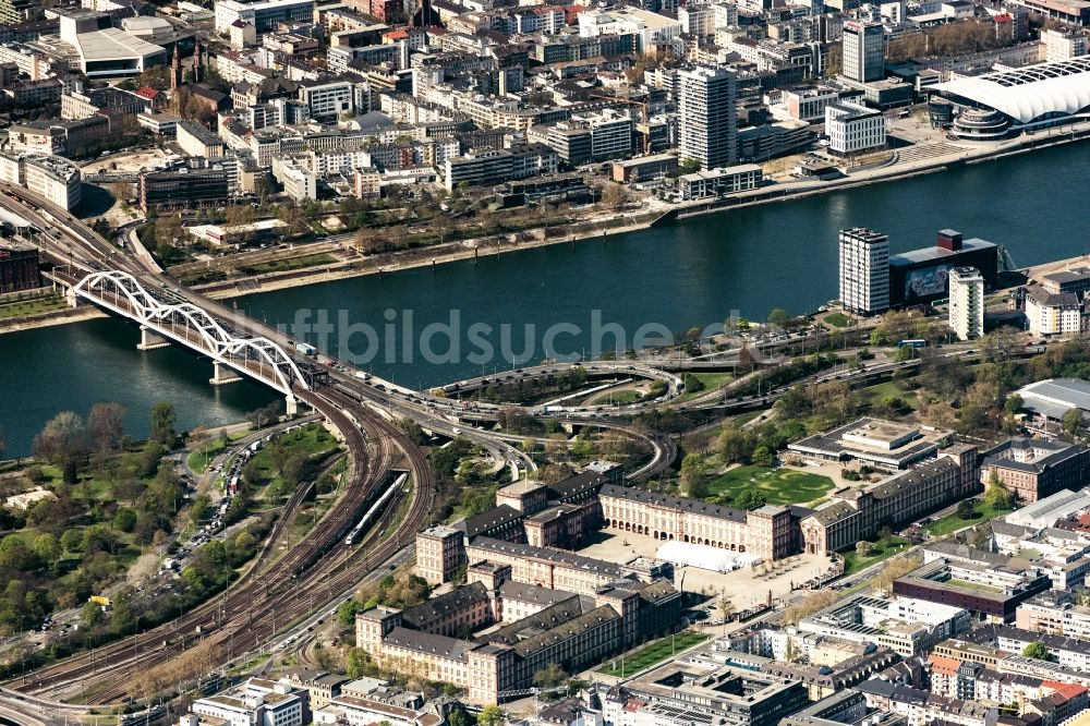 Luftbild Mannheim - Fluß - Brückenbauwerk Konrad-Adenauer-Brücke über den Rhein in Mannheim im Bundesland Baden-Württemberg, Deutschland