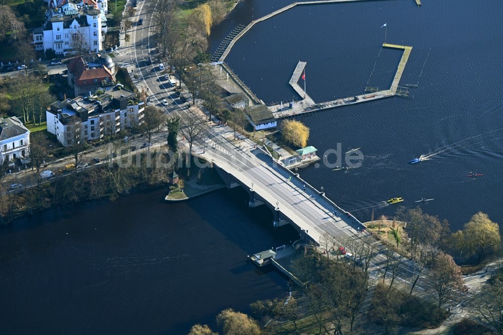 Luftaufnahme Hamburg - Fluß - Brückenbauwerk der Krugkoppelbrücke zwischen Alster und Außenalster im Ortsteil Winterhude in Hamburg, Deutschland