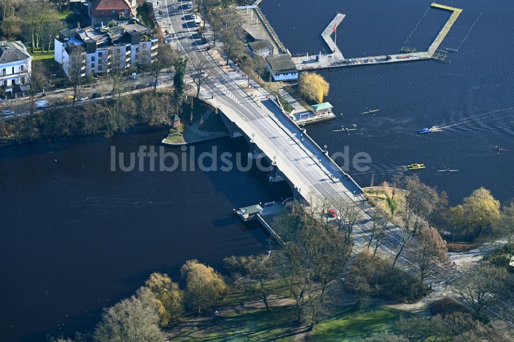 Hamburg von oben - Fluß - Brückenbauwerk der Krugkoppelbrücke zwischen Alster und Außenalster im Ortsteil Winterhude in Hamburg, Deutschland