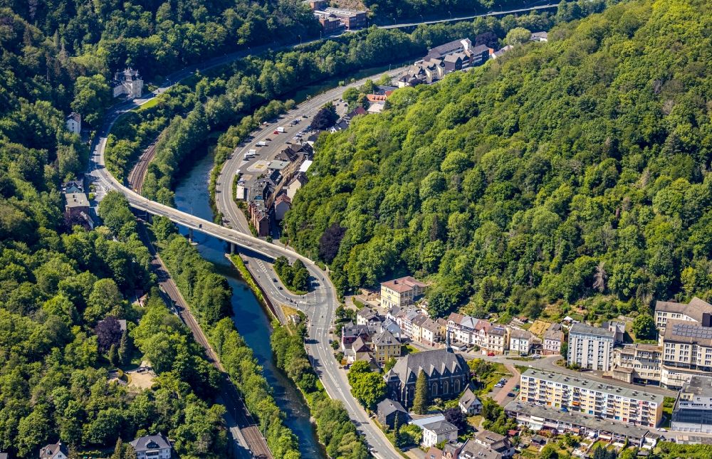 Luftaufnahme Altena - Fluß - Brückenbauwerk der Lenne Brücke entlang der B236 im Ortsteil Breitenhagen in Altena im Bundesland Nordrhein-Westfalen, Deutschland