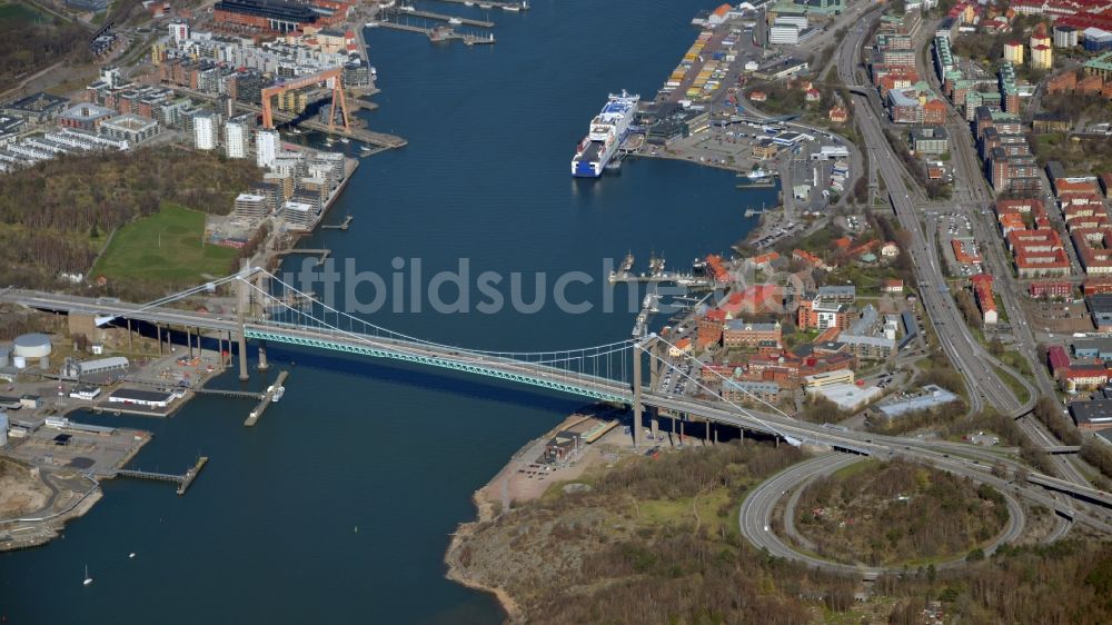 Gothenburg aus der Vogelperspektive: Fluß - Brückenbauwerk Älvsborgsbron über die Göta älv in Gothenburg in Västra Götalands län, Schweden