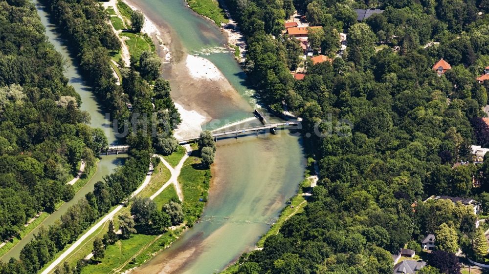 Luftaufnahme München - Fluß - Brückenbauwerk Marienklauenbrücke am Flussverlauf der Isar in München im Bundesland Bayern, Deutschland