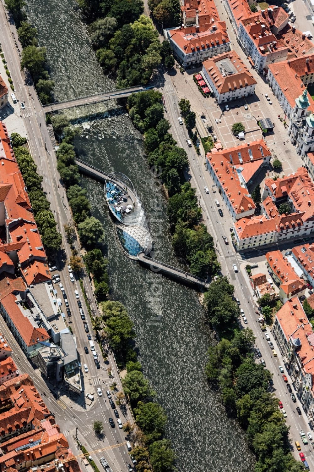 Luftaufnahme Graz - Fluß - Brückenbauwerk Murinsel in Graz in Steiermark, Österreich