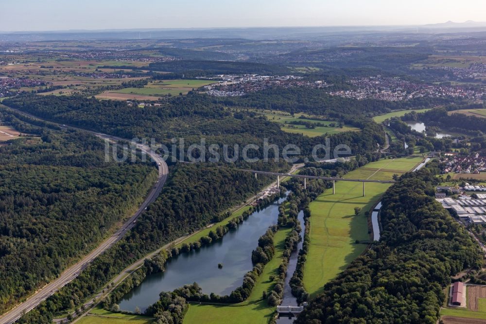 Luftbild Kirchentellinsfurt - Fluß - Brückenbauwerk Neckartalviadukt über dem Baggersee in Kirchentellinsfurt im Bundesland Baden-Württemberg, Deutschland