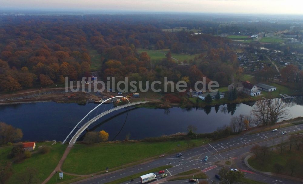 Luftaufnahme Dessau - Fluß - Brückenbauwerk Neue Muldebrücke in Dessau in Dessau-Roßlau im Bundesland Sachsen-Anhalt, Deutschland