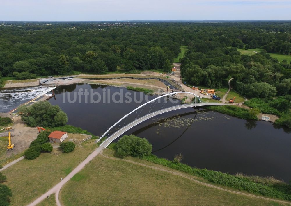 Dessau von oben - Fluß - Brückenbauwerk Neue Muldebrücke in Dessau in Dessau-Roßlau im Bundesland Sachsen-Anhalt, Deutschland