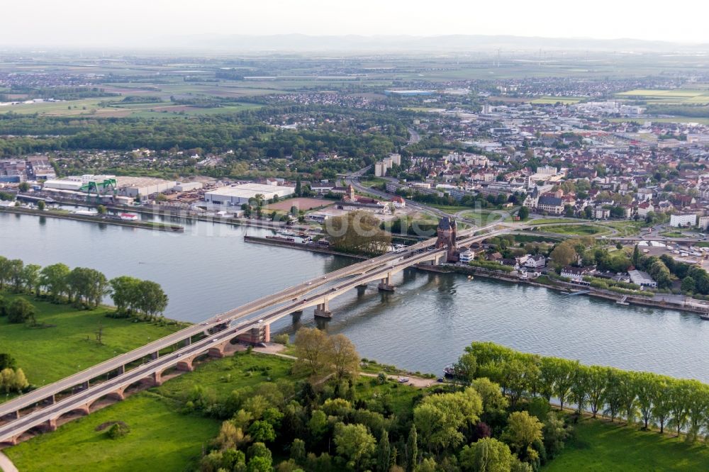 Worms aus der Vogelperspektive: Fluß - Brückenbauwerk Nibelungenbrücke für die B47 über den Rhein in Worms im Bundesland Rheinland-Pfalz, Deutschland