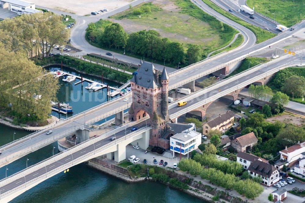 Luftaufnahme Worms - Fluß - Brückenbauwerk Nibelungenbrücke für die B47 über den Rhein in Worms im Bundesland Rheinland-Pfalz, Deutschland