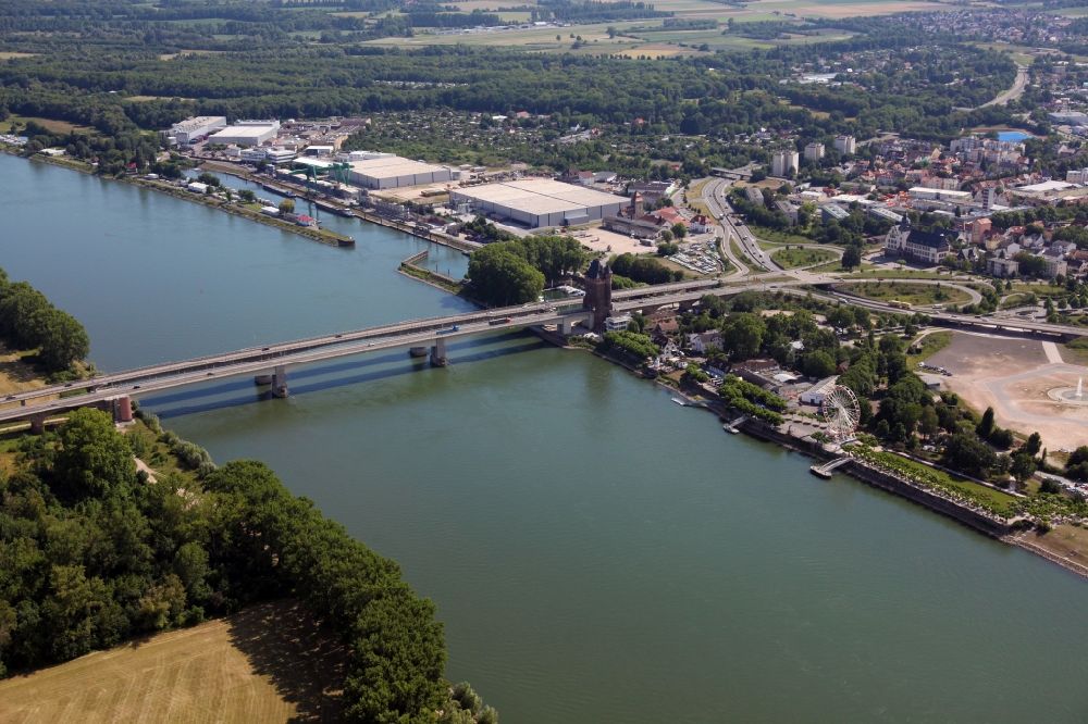 Luftaufnahme Worms - Fluß - Brückenbauwerk Nibelungenbrücke für die B47 über den Rhein in Worms im Bundesland Rheinland-Pfalz, Deutschland