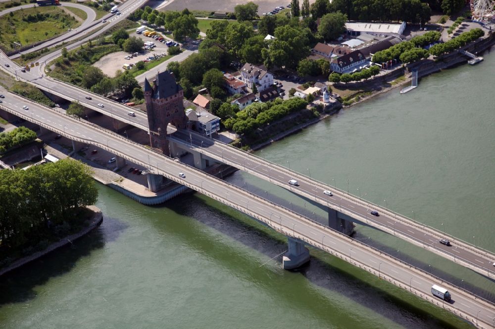 Worms aus der Vogelperspektive: Fluß - Brückenbauwerk Nibelungenbrücke für die B47 über den Rhein in Worms im Bundesland Rheinland-Pfalz, Deutschland