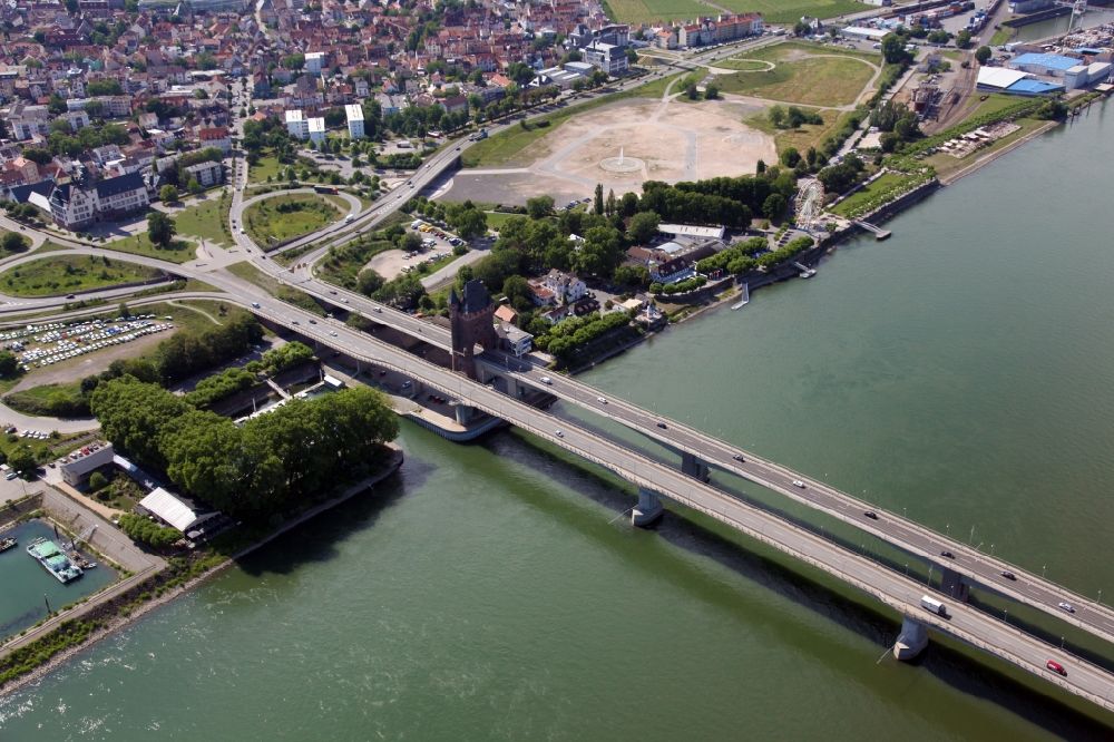 Luftbild Worms - Fluß - Brückenbauwerk Nibelungenbrücke für die B47 über den Rhein in Worms im Bundesland Rheinland-Pfalz, Deutschland