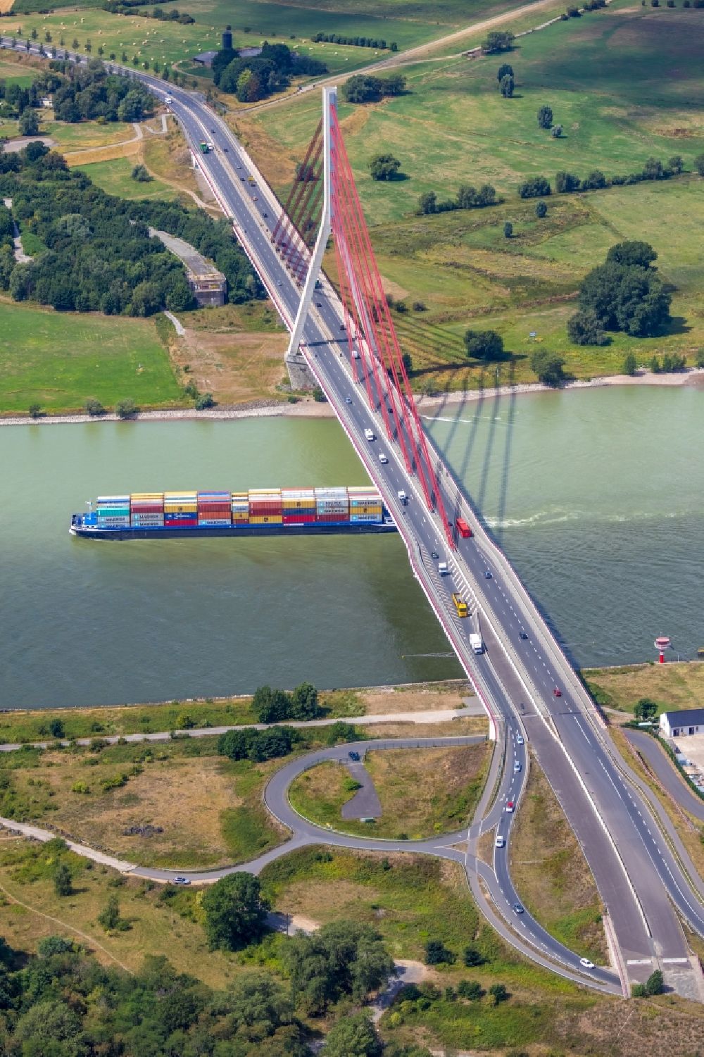 Luftaufnahme Wesel - Fluß - Brückenbauwerk Niederrheinbrücke in Wesel im Bundesland Nordrhein-Westfalen, Deutschland