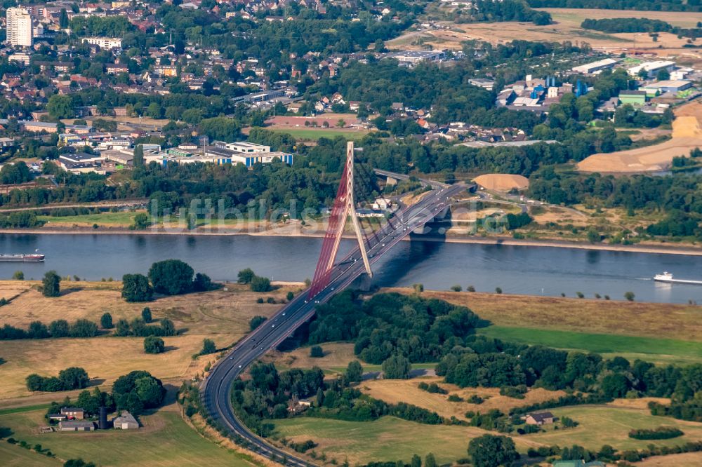 Wesel aus der Vogelperspektive: Fluß - Brückenbauwerk Niederrheinbrücke in Wesel im Bundesland Nordrhein-Westfalen, Deutschland