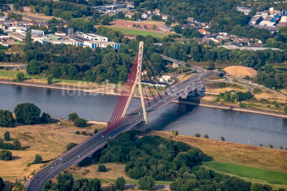 Luftbild Wesel - Fluß - Brückenbauwerk Niederrheinbrücke in Wesel im Bundesland Nordrhein-Westfalen, Deutschland