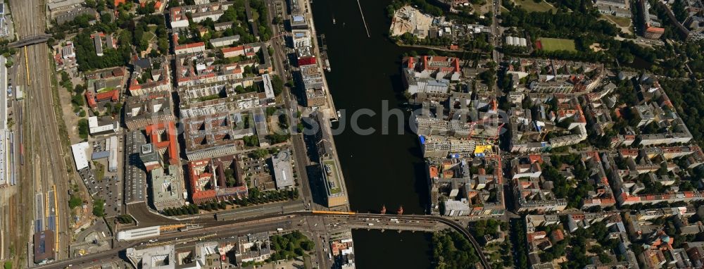 Luftbild Berlin - Fluß - Brückenbauwerk Oberbaumbrücke über die Ufer der Spree in Berlin