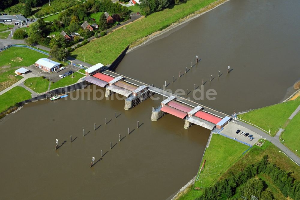 Neuhäuserdeich von oben - Fluß - Brückenbauwerk Ostesperrwerk in Neuhäuserdeich im Bundesland Niedersachsen, Deutschland