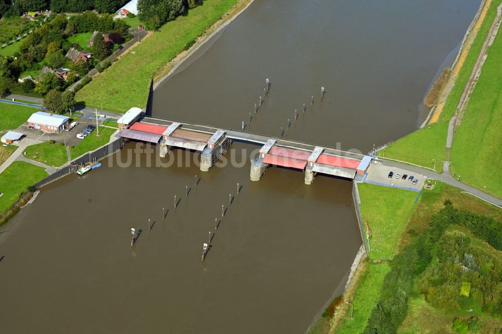 Neuhäuserdeich aus der Vogelperspektive: Fluß - Brückenbauwerk Ostesperrwerk in Neuhäuserdeich im Bundesland Niedersachsen, Deutschland