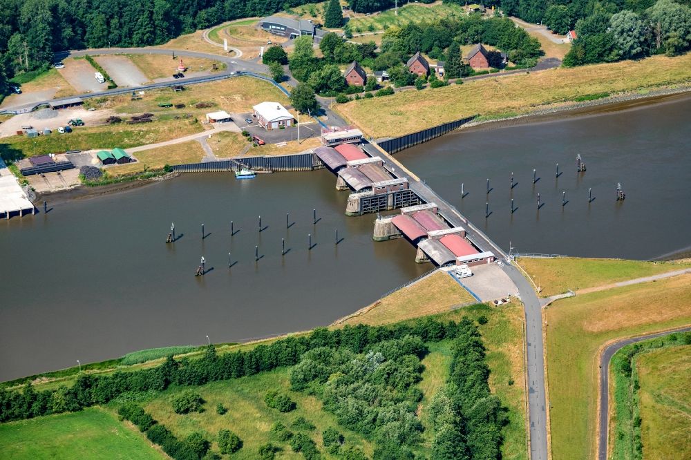Balje aus der Vogelperspektive: Fluß - Brückenbauwerk Ostesperrwerk in Neuhäuserdeich im Bundesland Niedersachsen, Deutschland