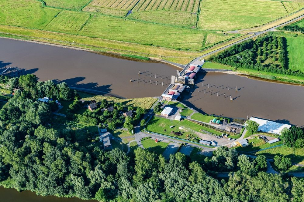 Luftaufnahme Balje - Fluß - Brückenbauwerk Ostesperrwerk in Neuhäuserdeich im Bundesland Niedersachsen, Deutschland
