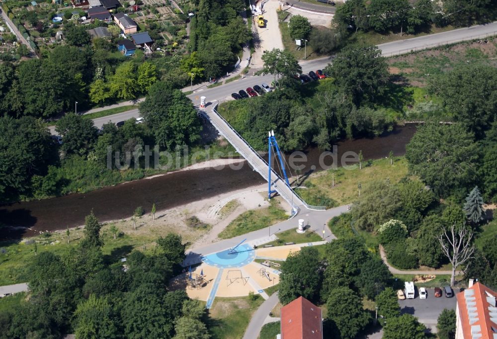 Luftbild Erfurt - Fluß - Brückenbauwerk der Pappelstiegbrücke mit Blick auf einen Spielplatz im Ortsteil Andreasvorstadt in Erfurt im Bundesland Thüringen, Deutschland