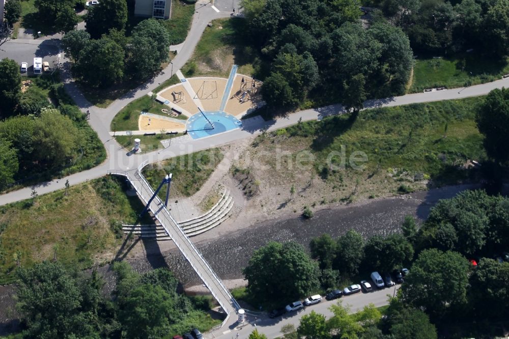 Luftaufnahme Erfurt - Fluß - Brückenbauwerk der Pappelstiegbrücke mit Blick auf einen Spielplatz im Ortsteil Andreasvorstadt in Erfurt im Bundesland Thüringen, Deutschland