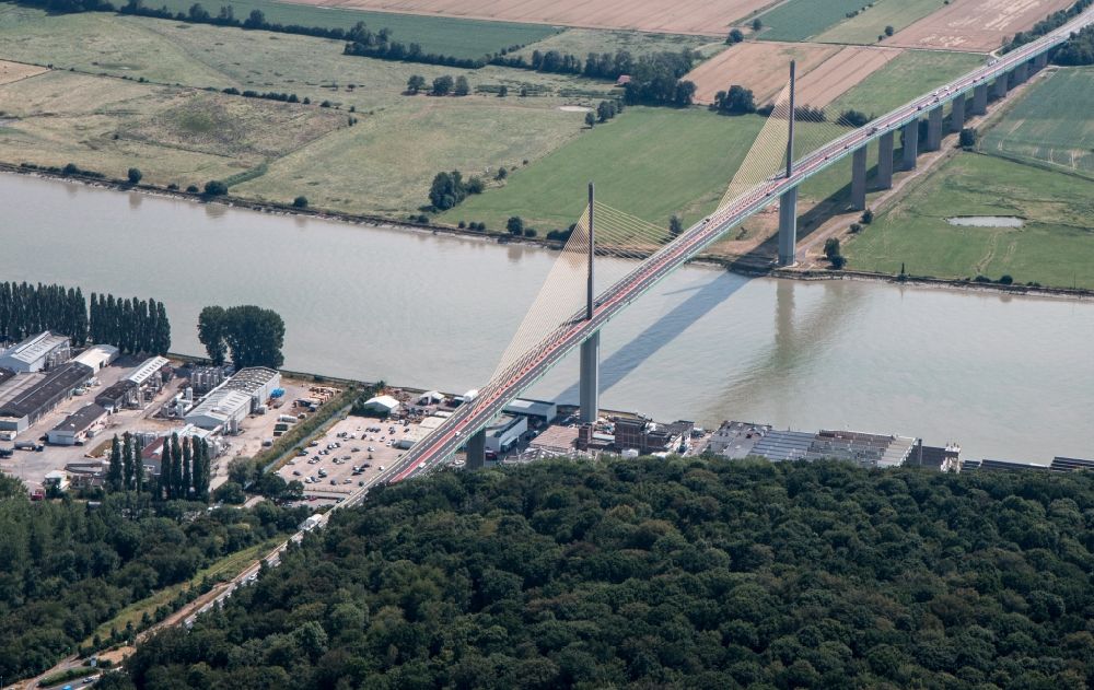 Luftbild Caudebec-en-Caux - Fluß - Brückenbauwerk Pont de Brotonne Pont à haubans in Caudebec-en-Caux in Normandie, Frankreich