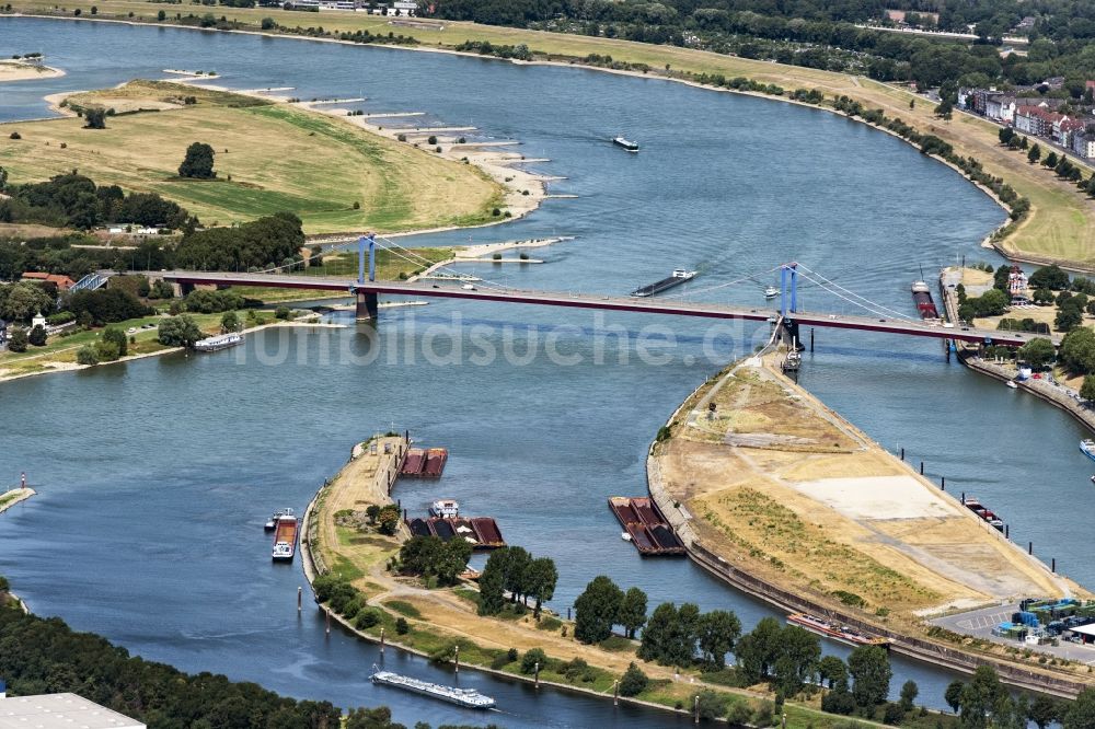 Duisburg aus der Vogelperspektive: Fluß - Brückenbauwerk Rhein Brücke Neuenkamp in Duisburg im Bundesland Nordrhein-Westfalen, Deutschland