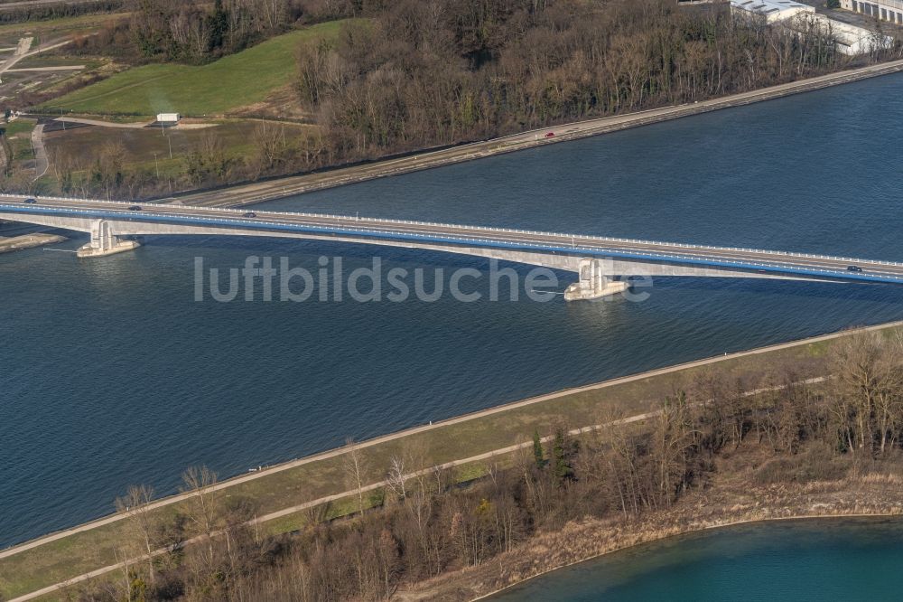 Eschau von oben - Fluß - Brückenbauwerk am Rhein Pflimlin Brücke in Eschau in Grand Est, Frankreich