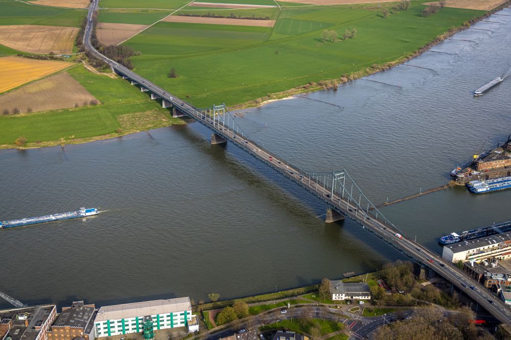 Luftaufnahme Krefeld - Fluß - Brückenbauwerk Rheinbrücke Krefeld-Uerdingen über den Rhein im Ortsteil Duisburg Süd in Krefeld im Bundesland Nordrhein-Westfalen, Deutschland