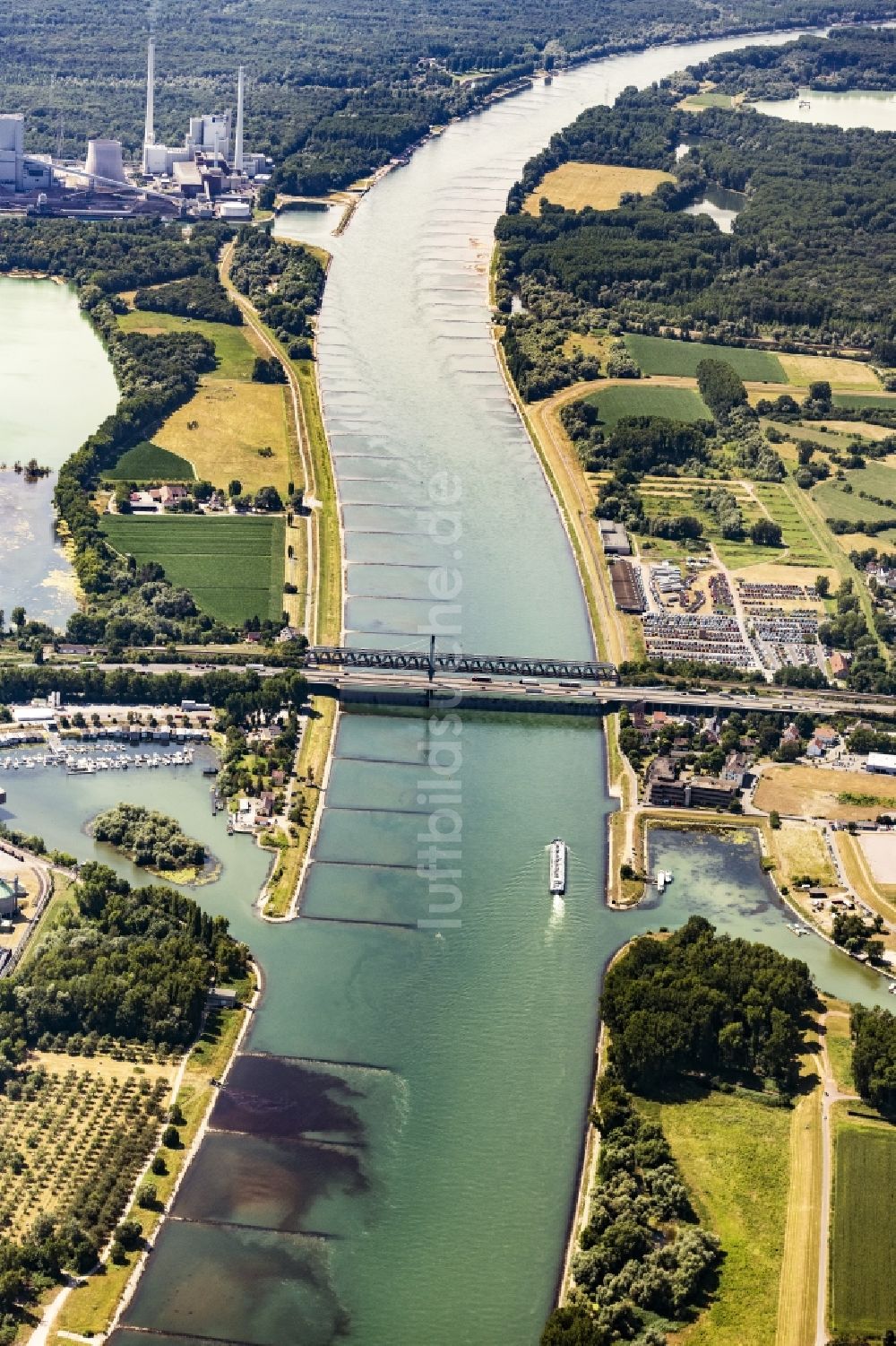 Karlsruhe aus der Vogelperspektive: Fluß - Brückenbauwerk Rheinbrücke Maxau in , Deutschland