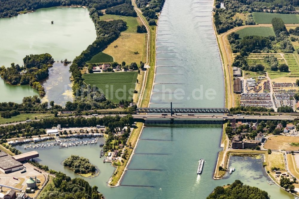 Luftbild Karlsruhe - Fluß - Brückenbauwerk Rheinbrücke Maxau in , Deutschland