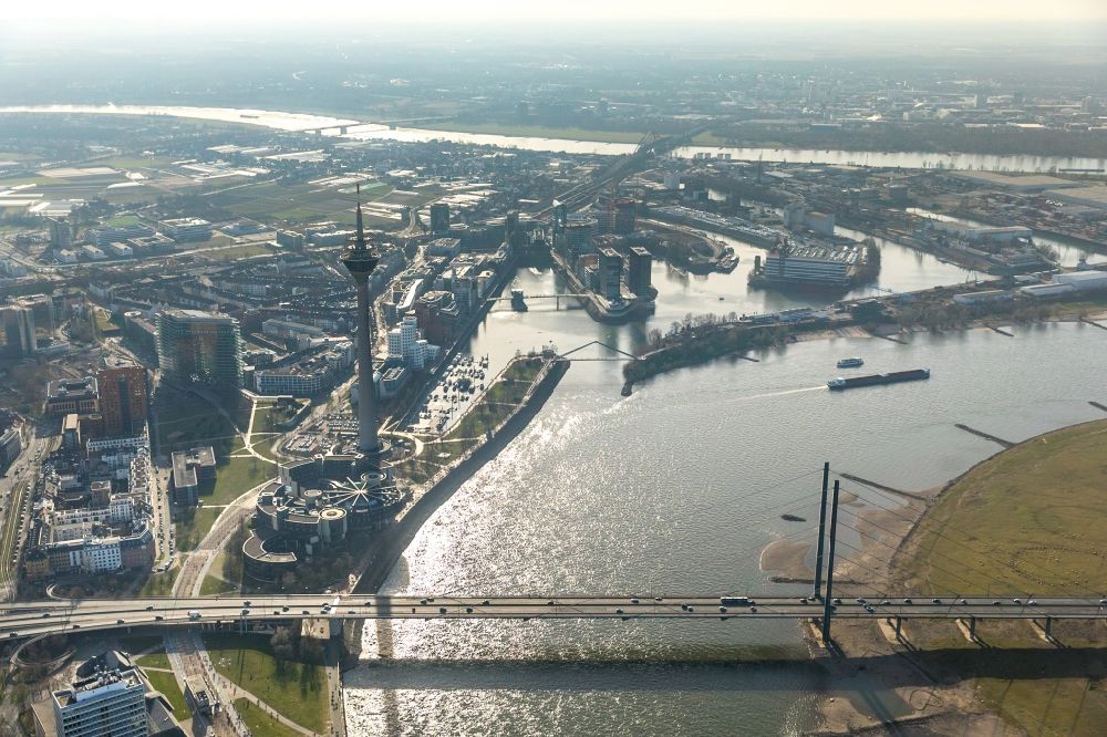 Düsseldorf aus der Vogelperspektive: Fluß - Brückenbauwerk Rheinkniebrücke im Ortsteil Carlstadt in Düsseldorf im Bundesland Nordrhein-Westfalen, Deutschland
