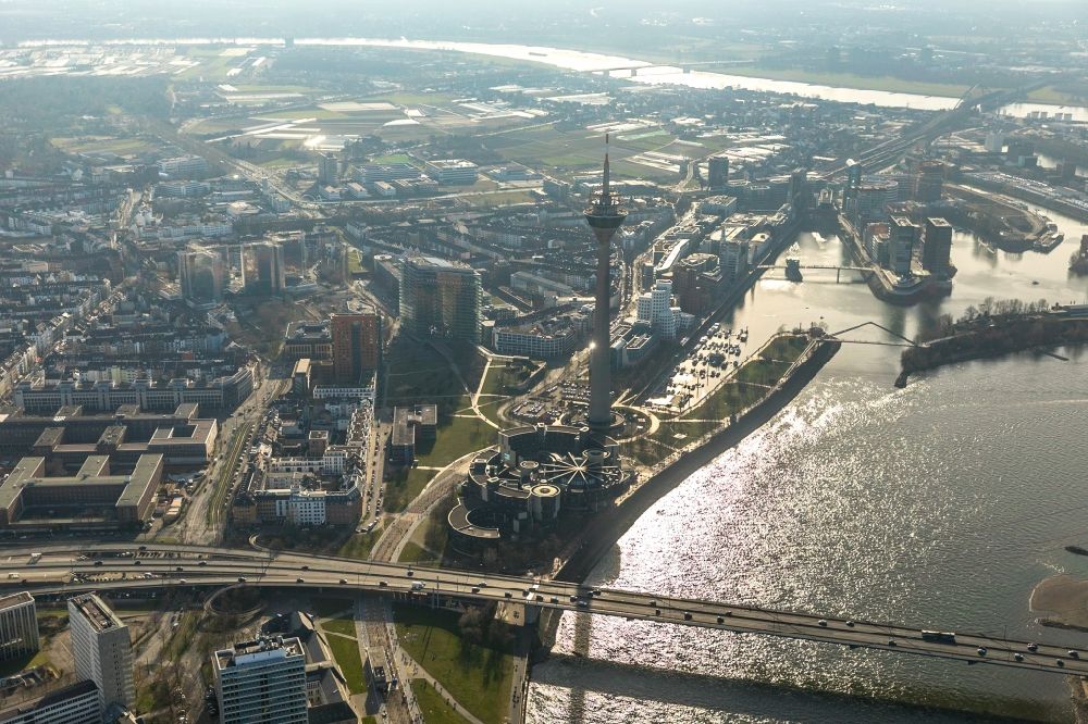 Luftbild Düsseldorf - Fluß - Brückenbauwerk Rheinkniebrücke im Ortsteil Carlstadt in Düsseldorf im Bundesland Nordrhein-Westfalen, Deutschland