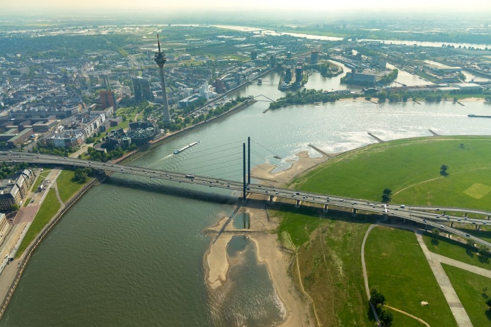 Luftaufnahme Düsseldorf - Fluß - Brückenbauwerk Rheinkniebrücke im Ortsteil Carlstadt in Düsseldorf im Bundesland Nordrhein-Westfalen, Deutschland