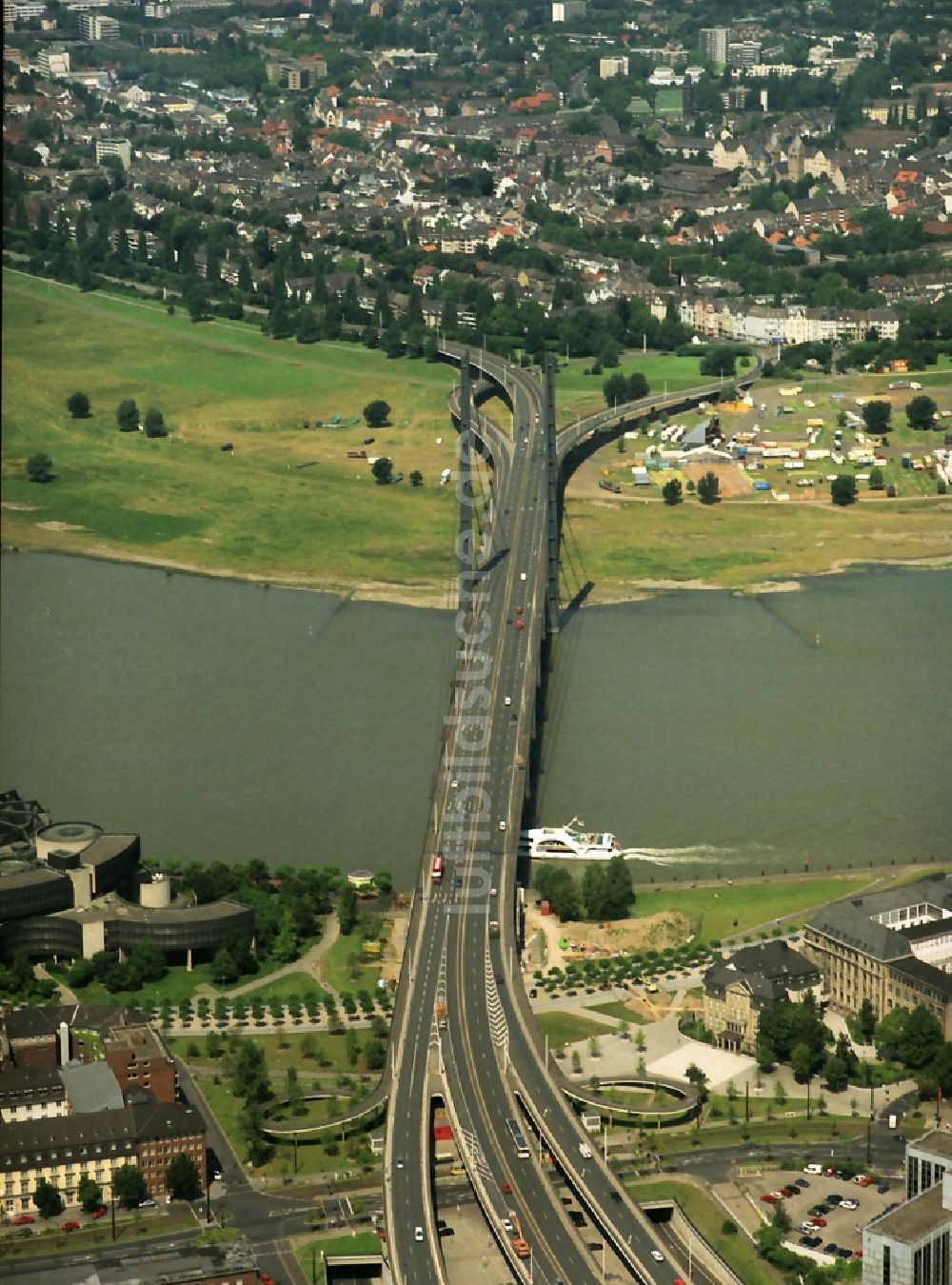 Luftaufnahme Düsseldorf - Fluß - Brückenbauwerk Rheinkniebrücke im Ortsteil Carlstadt in Düsseldorf im Bundesland Nordrhein-Westfalen, Deutschland