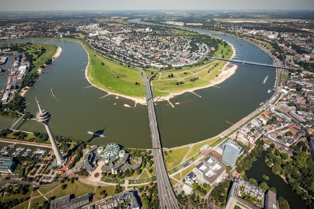 Luftbild Düsseldorf - Fluß - Brückenbauwerk Rheinkniebrücke im Ortsteil Carlstadt in Düsseldorf im Bundesland Nordrhein-Westfalen, Deutschland
