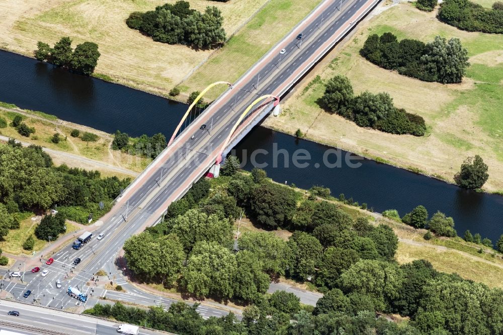 Luftaufnahme Duisburg - Fluß - Brückenbauwerk Ruhr Brücke in Duisburg im Bundesland Nordrhein-Westfalen, Deutschland