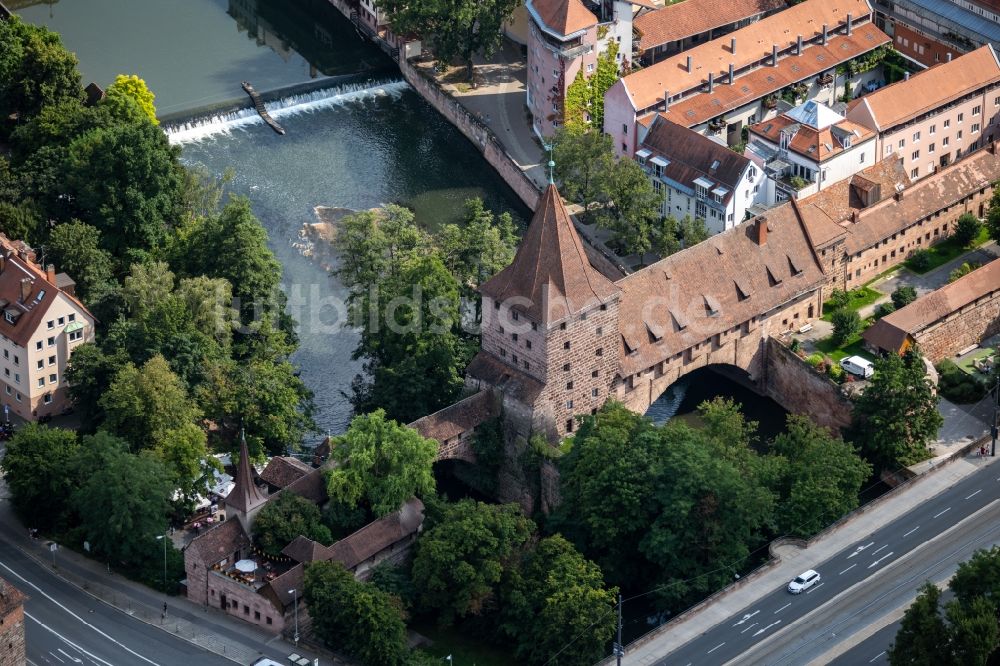 Nürnberg aus der Vogelperspektive: Fluss - Brückenbauwerk Schlayerturm in Nürnberg im Bundesland Bayern, Deutschland