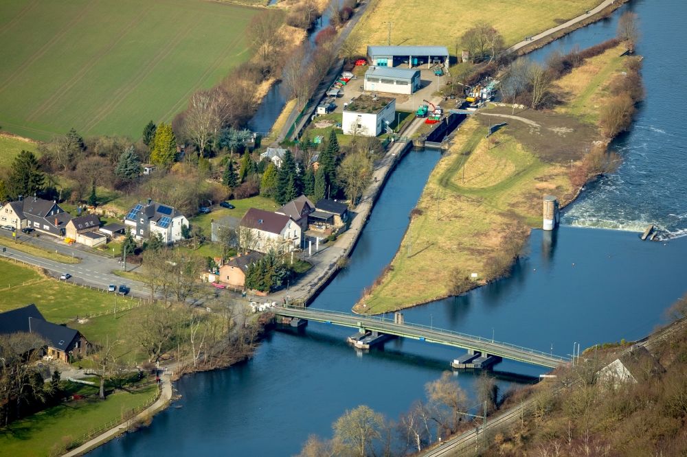 Luftbild Hattingen - Fluß - Brückenbauwerk Schwimmbrücke Dahlhausen über die Ruhr in Hattingen im Bundesland Nordrhein-Westfalen, Deutschland