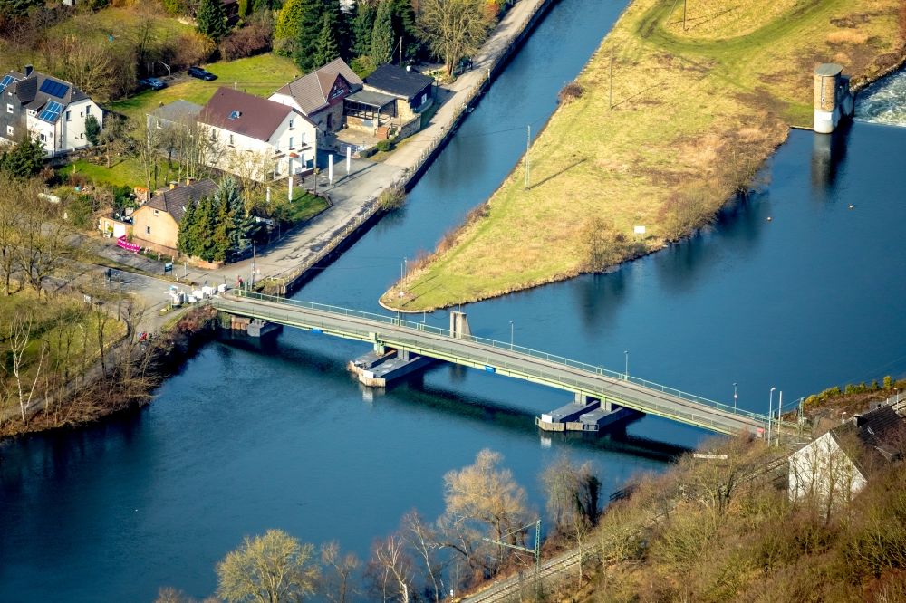 Hattingen von oben - Fluß - Brückenbauwerk Schwimmbrücke Dahlhausen über die Ruhr in Hattingen im Bundesland Nordrhein-Westfalen, Deutschland