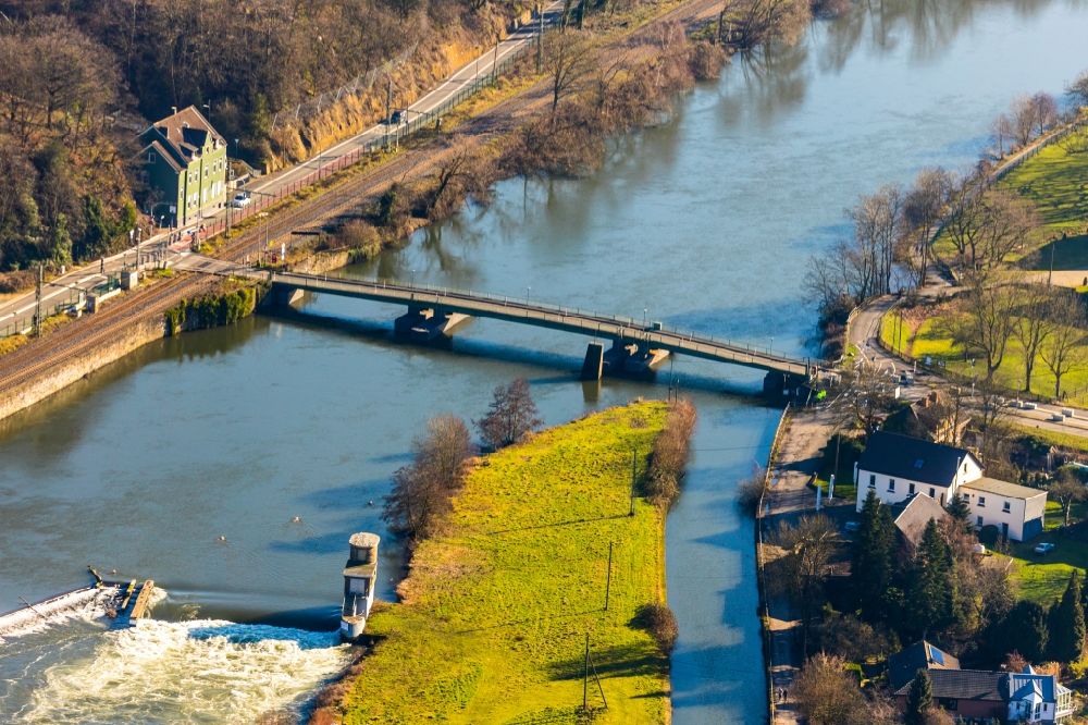 Luftaufnahme Hattingen - Fluß - Brückenbauwerk Schwimmbrücke Dahlhausen über die Ruhr in Hattingen im Bundesland Nordrhein-Westfalen, Deutschland