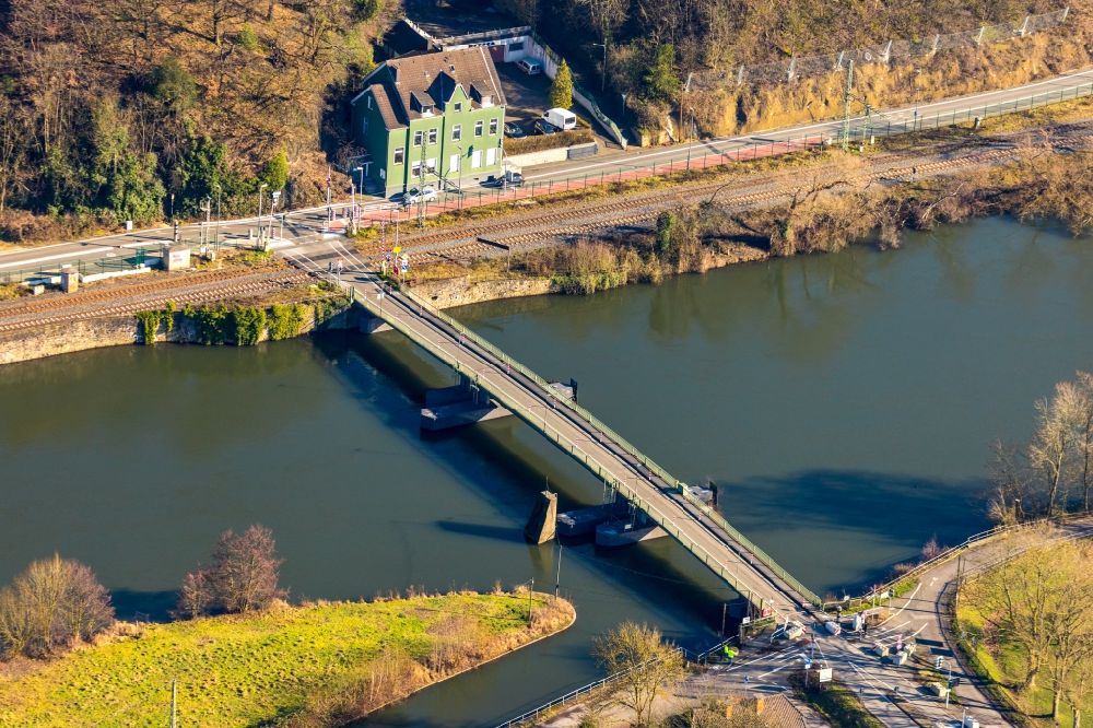 Luftbild Hattingen - Fluß - Brückenbauwerk Schwimmbrücke Dahlhausen über die Ruhr in Hattingen im Bundesland Nordrhein-Westfalen, Deutschland