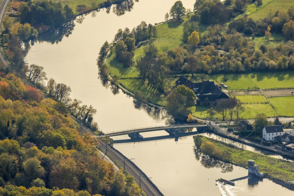 Hattingen aus der Vogelperspektive: Fluß - Brückenbauwerk Schwimmbrücke Dahlhausen über die Ruhr in Hattingen im Bundesland Nordrhein-Westfalen, Deutschland