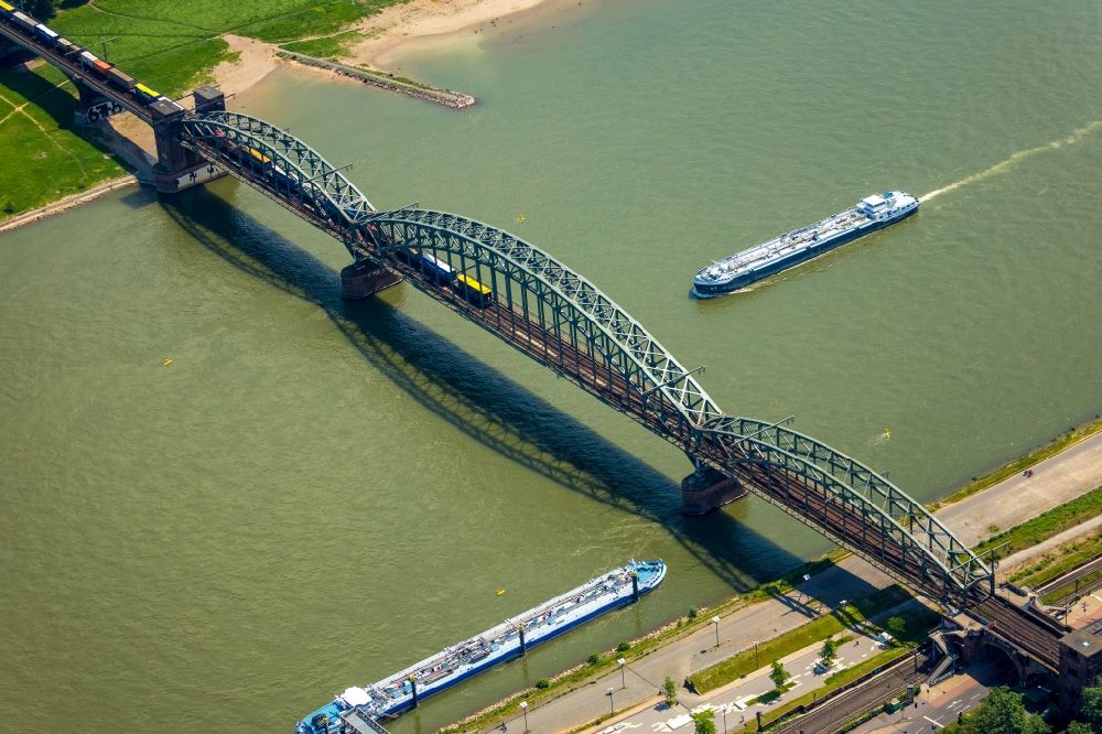 Köln aus der Vogelperspektive: Fluss - Brückenbauwerk Südbrücke über den Rhein in Köln im Bundesland Nordrhein-Westfalen, Deutschland