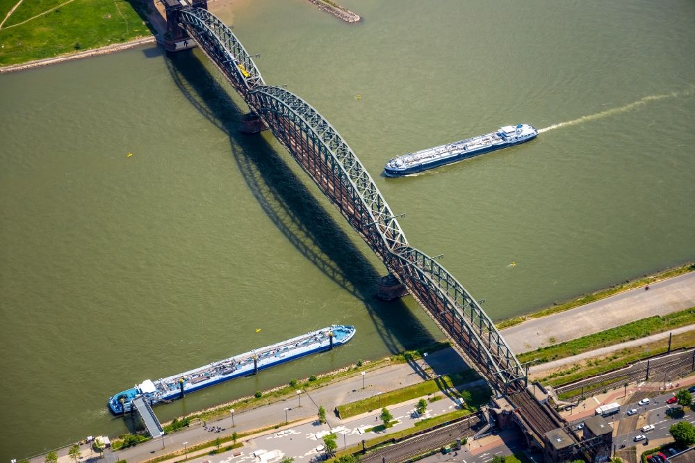 Luftbild Köln - Fluss - Brückenbauwerk Südbrücke über den Rhein in Köln im Bundesland Nordrhein-Westfalen, Deutschland