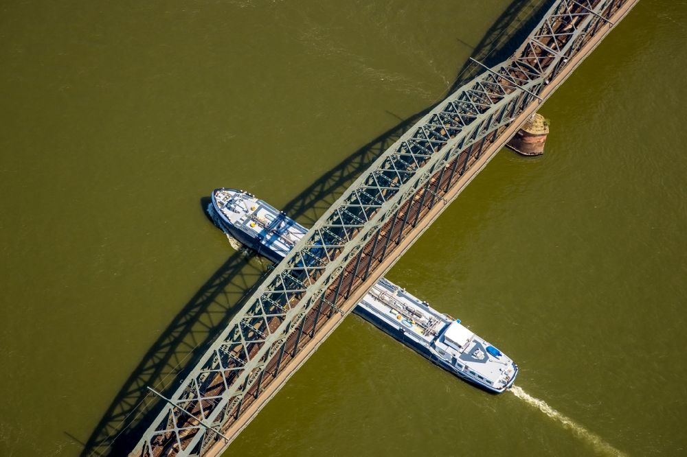 Luftaufnahme Köln - Fluss - Brückenbauwerk Südbrücke über den Rhein in Köln im Bundesland Nordrhein-Westfalen, Deutschland