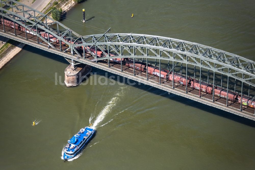 Köln von oben - Fluss - Brückenbauwerk Südbrücke über den Rhein in Köln im Bundesland Nordrhein-Westfalen, Deutschland