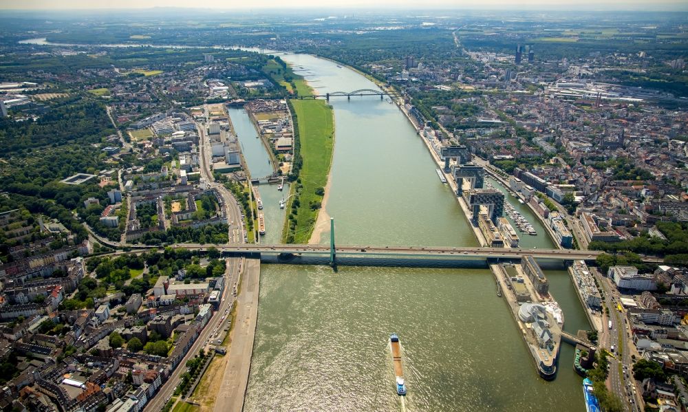 Luftbild Köln - Fluß - Brückenbauwerk Severinsbrücke über den Rhein in Köln im Bundesland Nordrhein-Westfalen, Deutschland