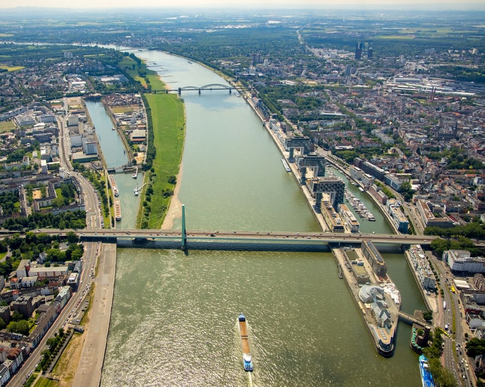 Köln aus der Vogelperspektive: Fluß - Brückenbauwerk Severinsbrücke über den Rhein in Köln im Bundesland Nordrhein-Westfalen, Deutschland